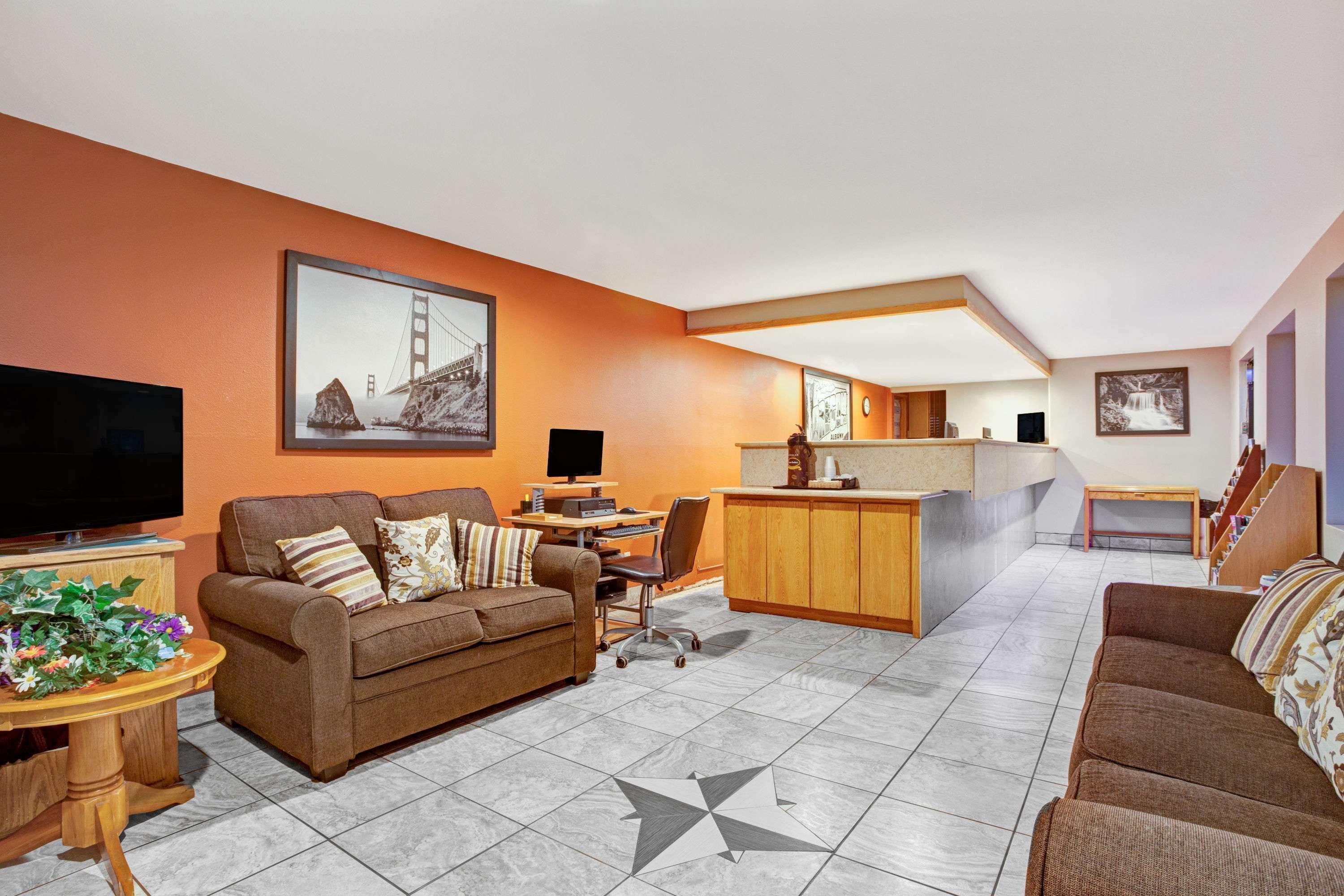 Super 8 By Wyndham Albany Motel Buitenkant foto