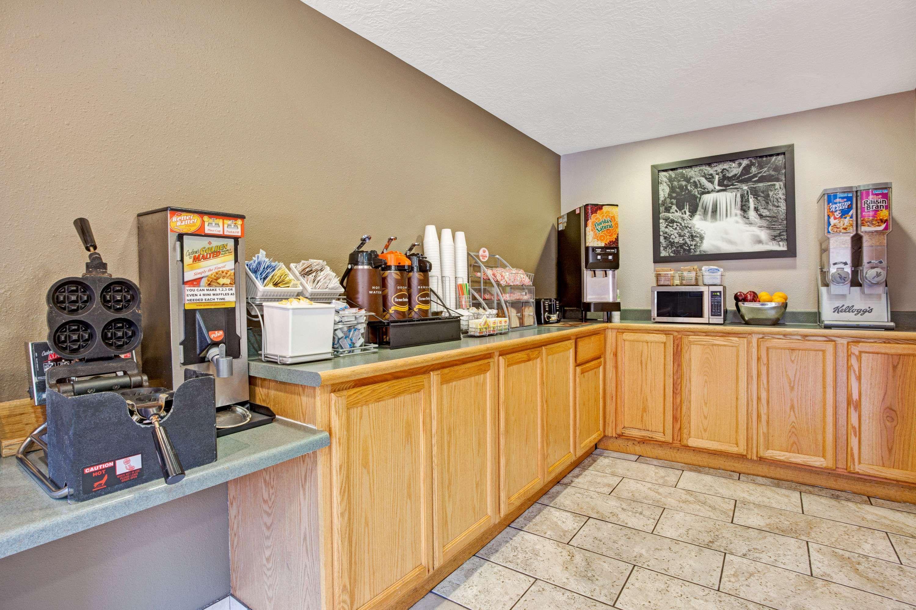 Super 8 By Wyndham Albany Motel Buitenkant foto